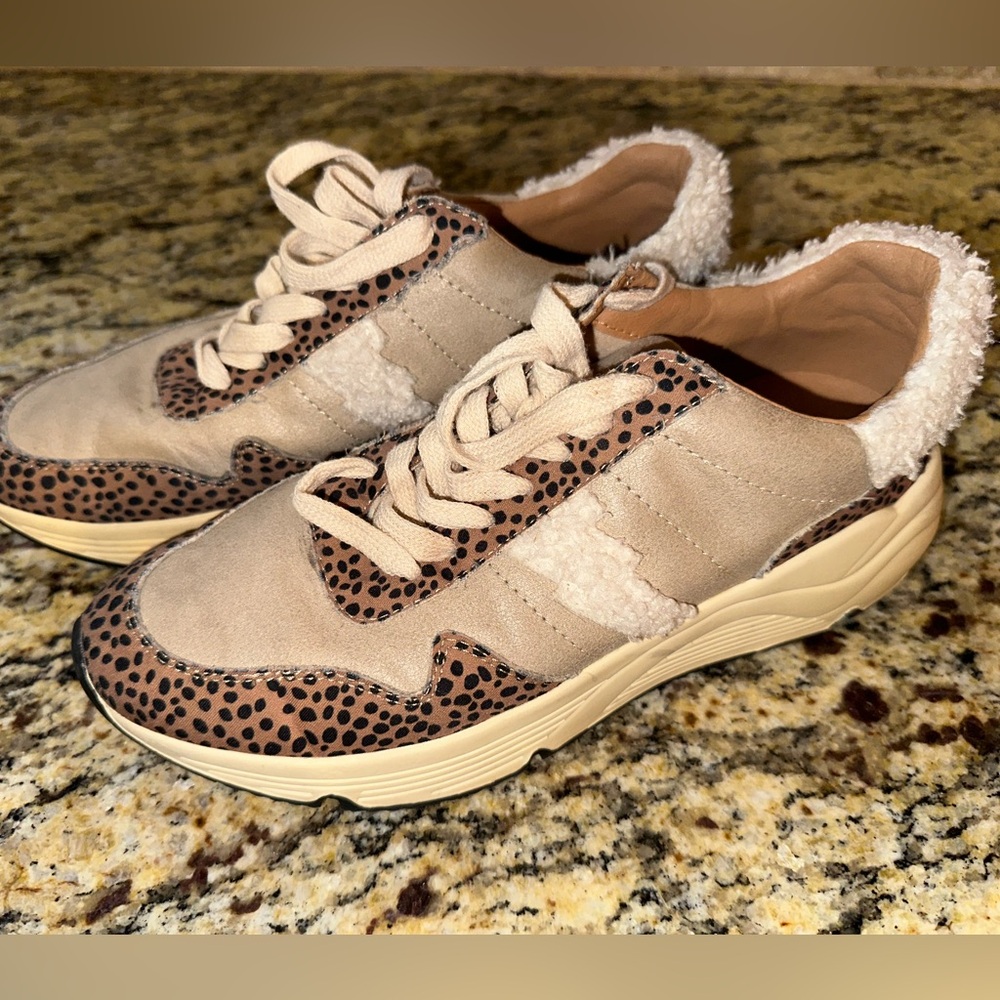 Oasis Society sneakers
